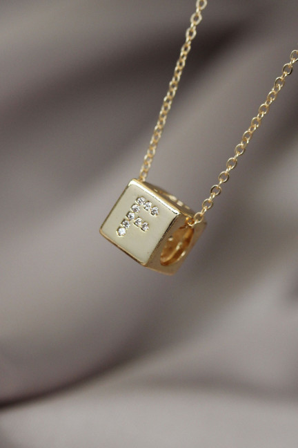 Küp Model Gold Renk Zirkon Taşlı F Harfli Kolye Küp Model Gold Renk Zirkon Taşlı F Harfli Kolye