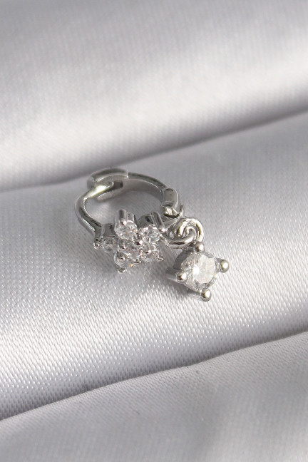 316L Çelik Gümüş Renk Zirkon Taşlı Çiçek Model Sallantı Detay Tragus Piercing 316L Çelik Gümüş Renk Zirkon Taşlı Çiçek Model Sallantı Detay Tragus Piercing