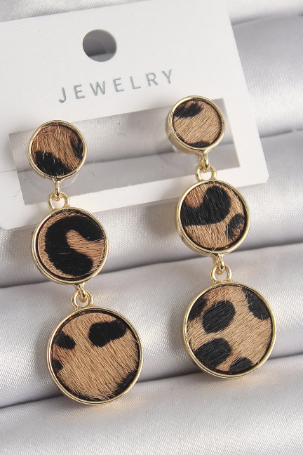 Pirinç Gold Renk 3'Lü Leopar Desenli Sallantı Daire Plaka Model Kadın Küpe Pirinç Gold Renk 3'Lü Leopar Desenli Sallantı Daire Plaka Model Kadın Küpe
