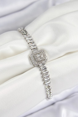 Pirinç Zirkon Taşlı Su Yolu Detaylı Baget Model Gümüş Renk Kadın Bileklik