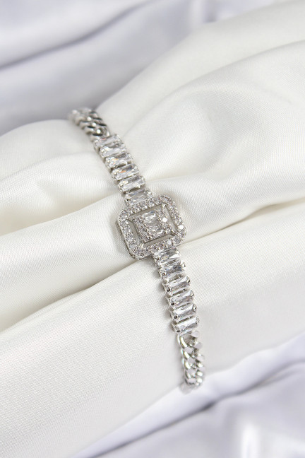 Pirinç Zirkon Taşlı Su Yolu Detaylı Baget Model Gümüş Renk Kadın Bileklik