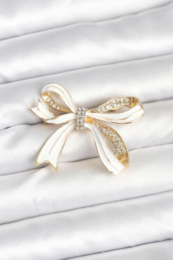 Beyaz Renk Fiyonk Model Broş