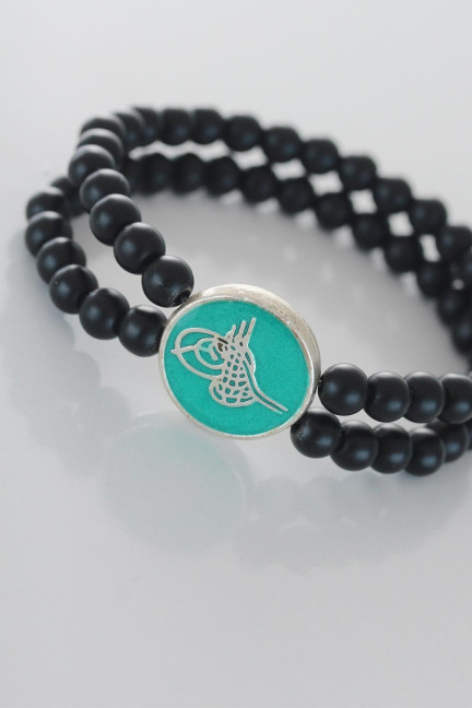 Yeşil Metal Üzerine Silver Osmanlı Tuğra Figürlü Siyah Renk Çift Sıra Doğal Taş Erkek Bileklik Yeşil Metal Üzerine Silver Osmanlı Tuğra Figürlü Siyah Renk Çift Sıra Doğal Taş Erkek Bileklik