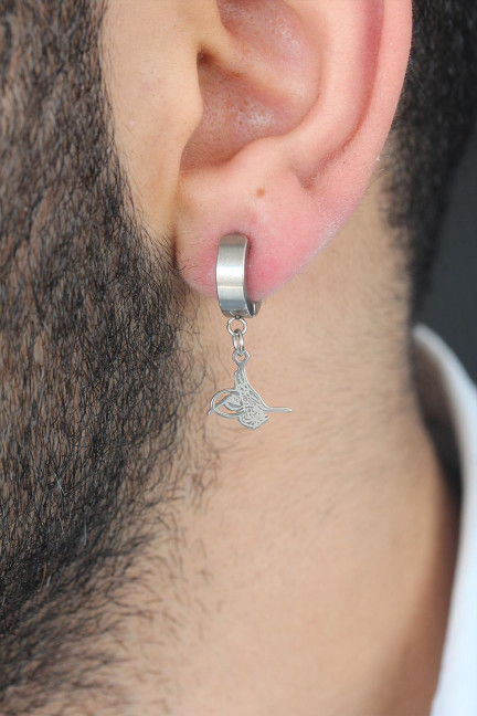 Silver Renk Kaplama Osmanlı Tuğra Figürlü Kıstırmalı Çelik Erkek Küpe Silver Renk Kaplama Osmanlı Tuğra Figürlü Kıstırmalı Çelik Erkek Küpe